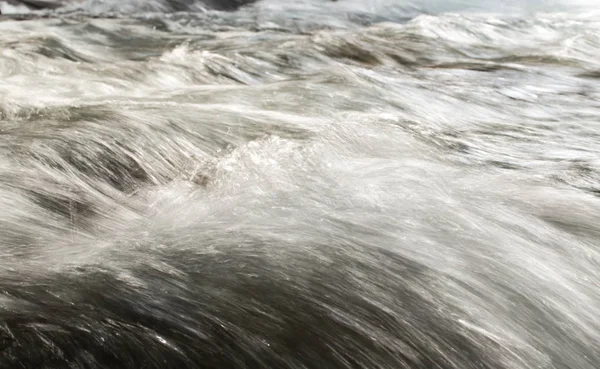 Acqua agitata nelle acque del fiume di montagna come sfondo — Foto Stock