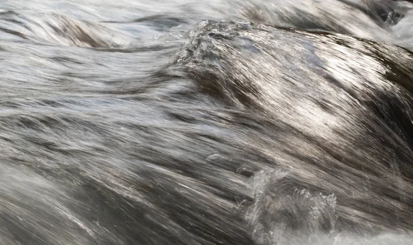 Acqua agitata nelle acque del fiume di montagna come sfondo — Foto Stock