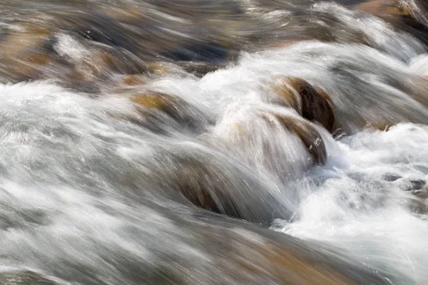 L'eau rude dans la montagne l'eau de la rivière comme fond — Photo