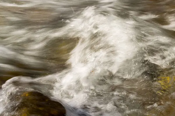 Acqua agitata nelle acque del fiume di montagna come sfondo — Foto Stock