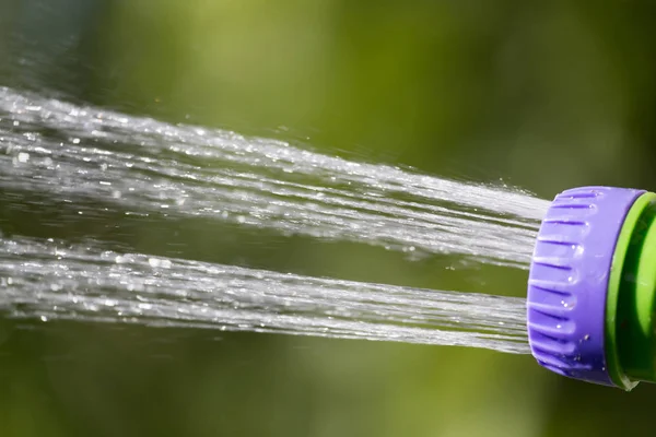 Spruzzi d'acqua dal tubo in natura — Foto Stock