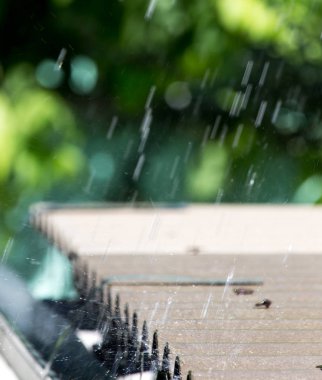 Evin çatısında fırtına yağmuru var.