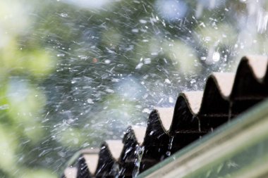 Evin çatısında fırtına yağmuru var.