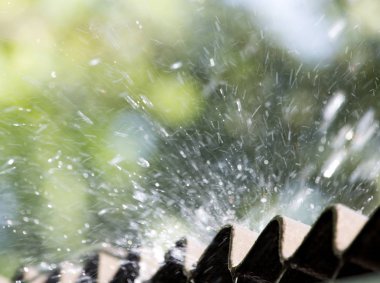 Evin çatısında fırtına yağmuru var.