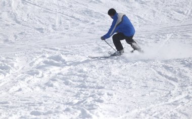 İnsanlar kışın karda snowboard yapıyor.