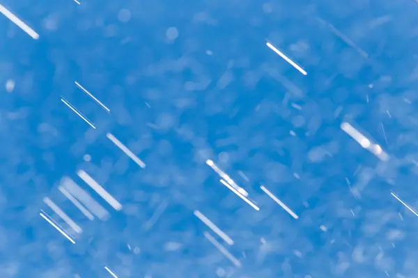 Gocce di pioggia su uno sfondo di cielo blu — Foto Stock