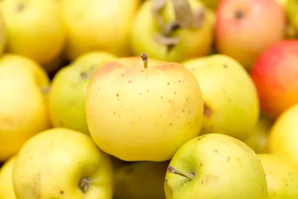 Спелые сочные яблоки в качестве фона — стоковое фото