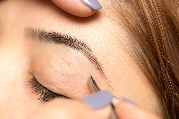 Grooming de wenkbrauwen in een schoonheidssalon — Stockfoto