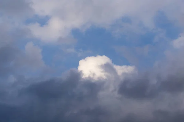 Moln i himlen som bakgrund — Stockfoto