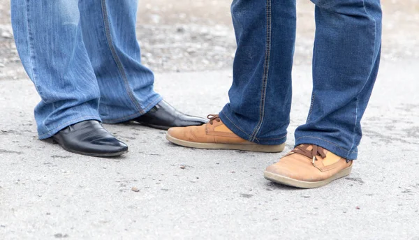 Manliga ben i jeans och skor — Stockfoto