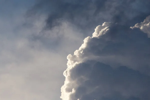 天空中的暴风雨云作为背景 — 图库照片