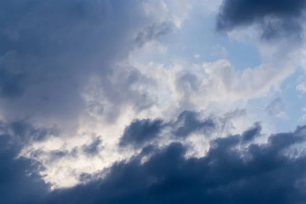 Arka plan olarak gökyüzündeki fırtına bulutları — Stok fotoğraf