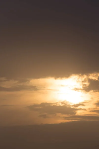 A naplemente, a háttérben a viharfelhők — Stock Fotó