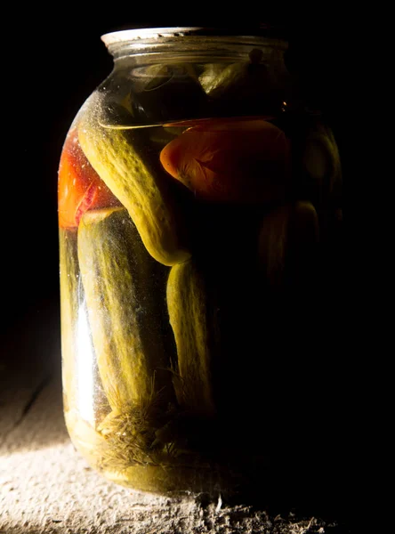 Gammal bank med gurkor i källaren i mörkret — Stockfoto