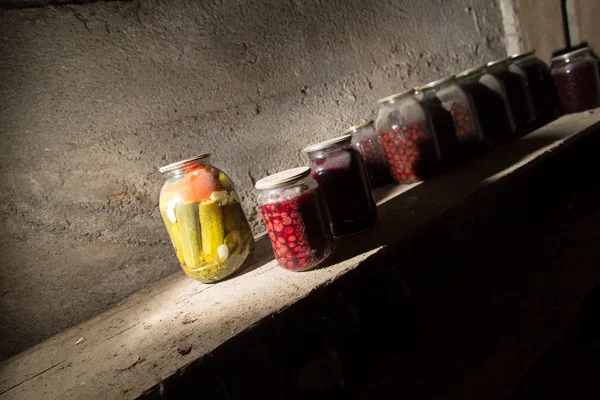 Vecchia banca con marmellata nel seminterrato al buio — Foto Stock