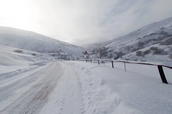 Camino de invierno en las montañas — Foto de Stock