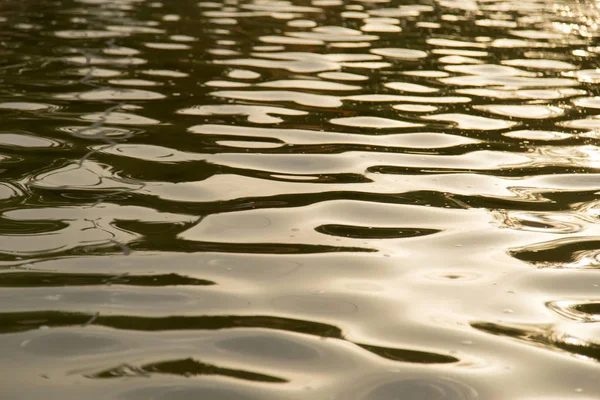 Fondo de la superficie amarilla del agua — Foto de Stock