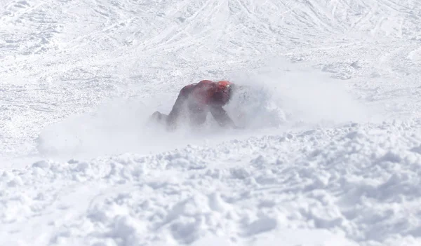 Menschen fielen im Winter im Schnee auf ein Schneebrett — Stockfoto