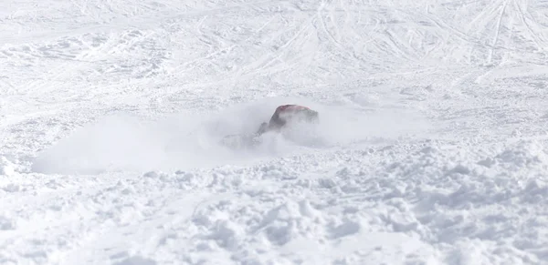 冬になると雪の中で人が滑った。 — ストック写真