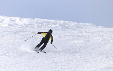 İnsanlar kışın karda kayak yapıyor.