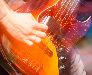 Sahne Alanı'nda agresif oyun gitar