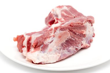 Beyaz bir arka plan üzerine bir tabak taze et