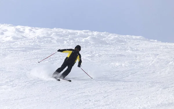 Persone che sciano sulla neve in inverno — Foto Stock