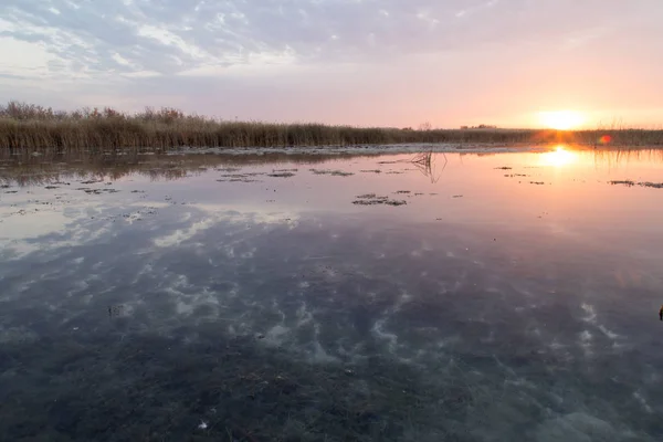 湖の上の太陽の美しい日の出 — ストック写真