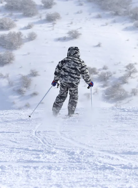 Persone che sciano sulla neve in inverno — Foto Stock