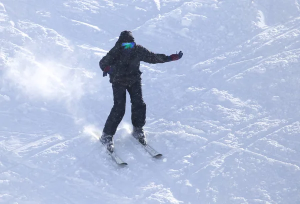 People skiing in the snow in the winter — Stock Photo, Image