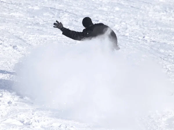 Mensen vielen op een snowboard in de sneeuw in de winter — Stockfoto