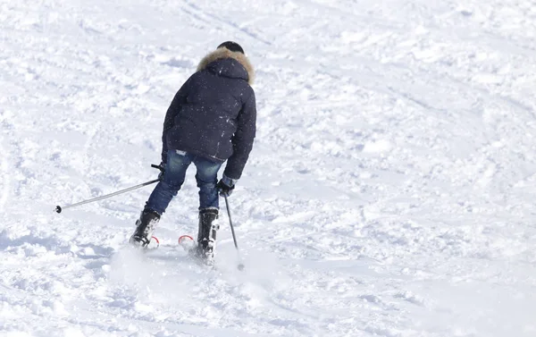 Personas esquiando en la nieve en el invierno — Foto de Stock