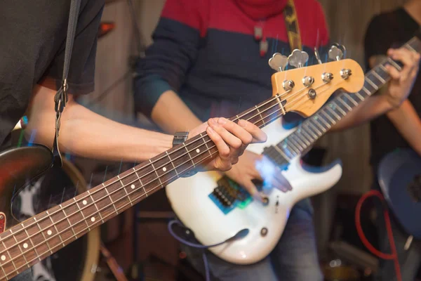 Sahne Alanı'nda agresif oyun gitar