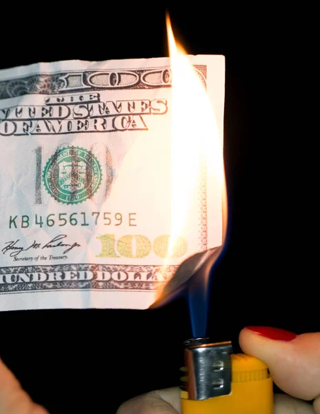 Siyah arka planda yanan 100 dolar. — Stok fotoğraf