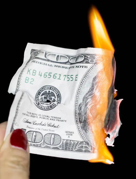 100 dólares ardiendo sobre un fondo negro —  Fotos de Stock