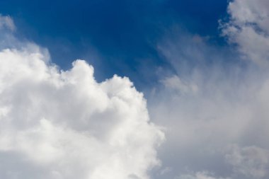 Mavi gökyüzünde güzel bulutlar