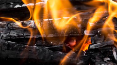 arka plan olarak yanan kömür