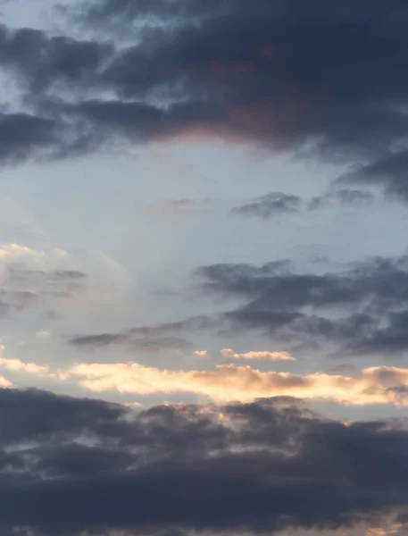 Langit yang indah dengan awan saat fajar — Stok Foto