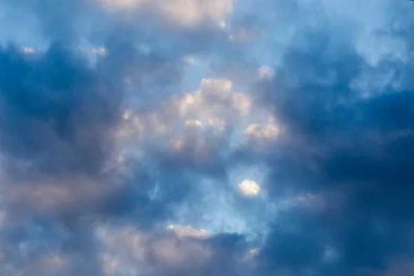 Hermoso cielo con nubes al amanecer — Foto de Stock