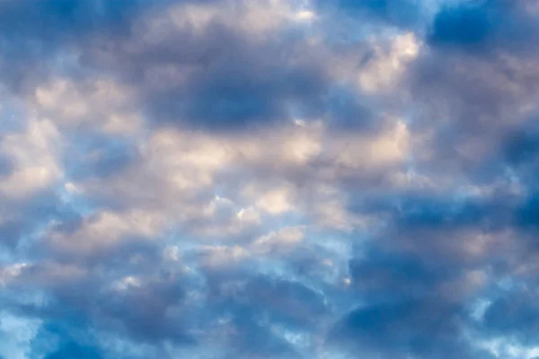 Hermoso cielo con nubes al amanecer — Foto de Stock