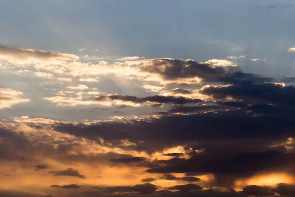 Hermoso cielo con nubes al amanecer —  Fotos de Stock
