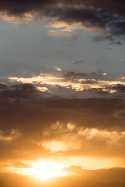Hermoso cielo con nubes al amanecer —  Fotos de Stock