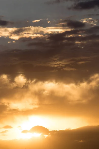 Hermoso cielo con nubes al amanecer —  Fotos de Stock