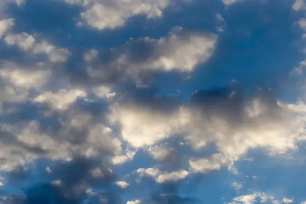 Hermoso cielo con nubes al amanecer — Foto de Stock