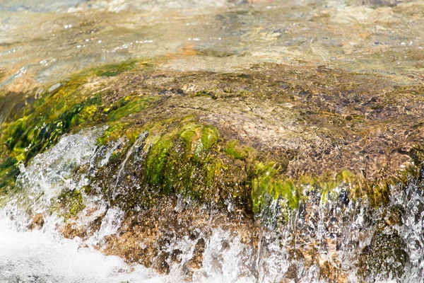 Piedras en el agua en un río — Foto de Stock