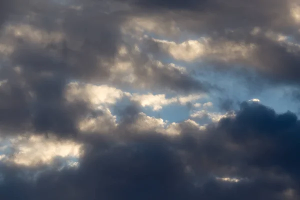 Beautiful sky with clouds at dawn — Stock Photo, Image