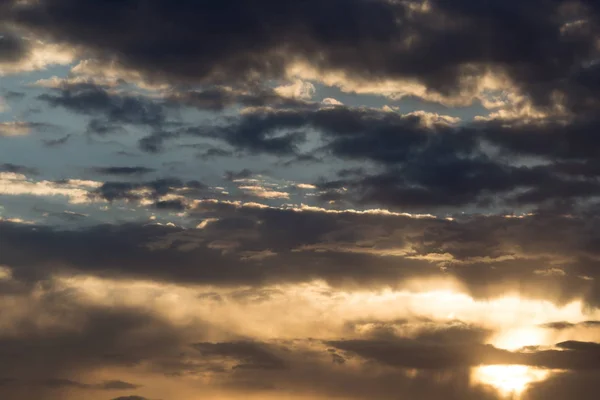 Beau ciel avec des nuages à l'aube — Photo