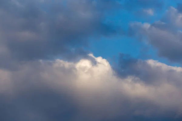 Langit yang indah dengan awan saat fajar — Stok Foto