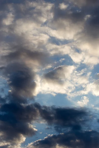 Langit yang indah dengan awan saat fajar — Stok Foto