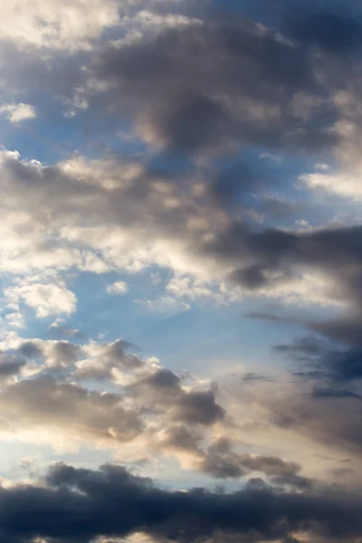 Beautiful sky with clouds at dawn — Stock Photo, Image